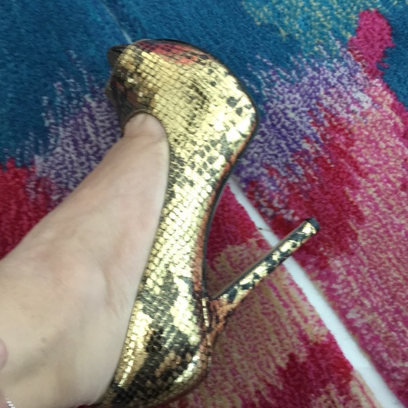 Enzo Angiolini Gold/ blk pumps open toe. 6 - Picture 5 of 8